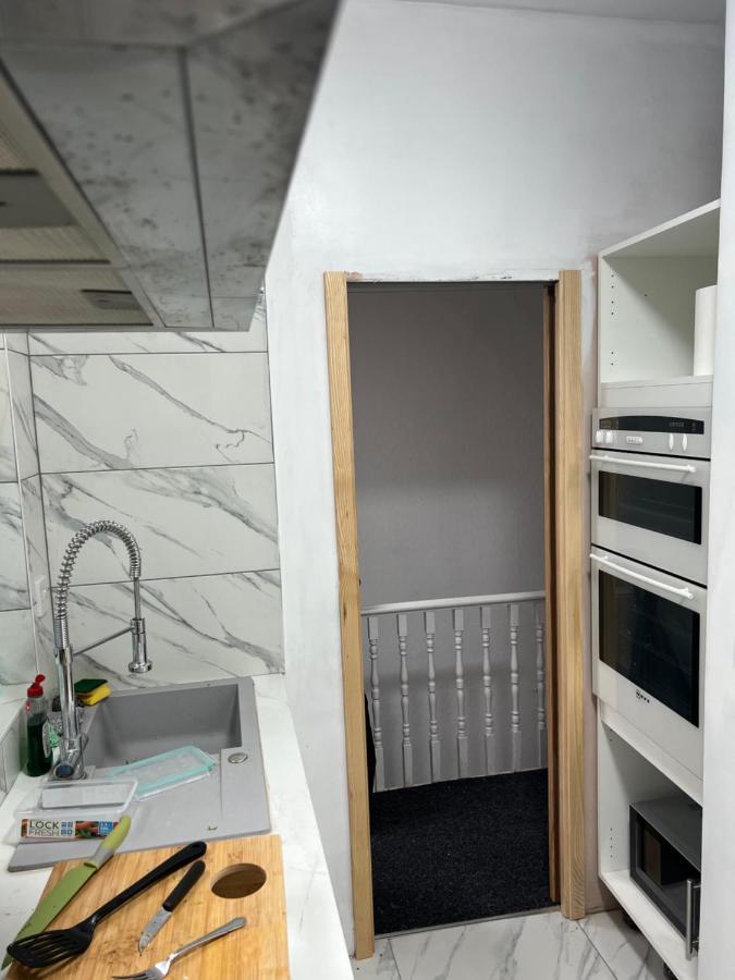 New Flat, Own Bathroom, Sitting Room & Large Bedroom - Walsall Bescot Exterior foto